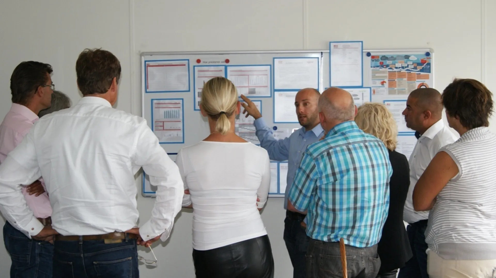 groep collega's die uitleg krijgen over lean