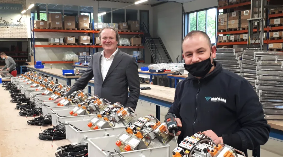 Stephan Harleman van Henkelman Vacuum Systems kijkt lachend samen met een collega in de camera