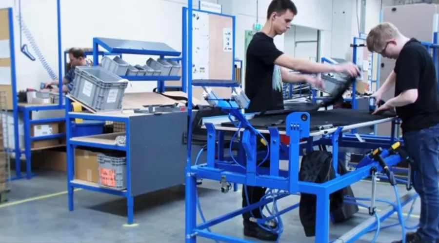 Twee jongens aan het werk bij Berco