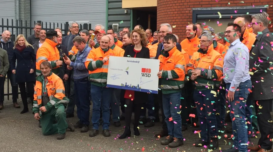 Foto van een groep medewerkers en Gemeente Oirschot die de samenwerking vieren