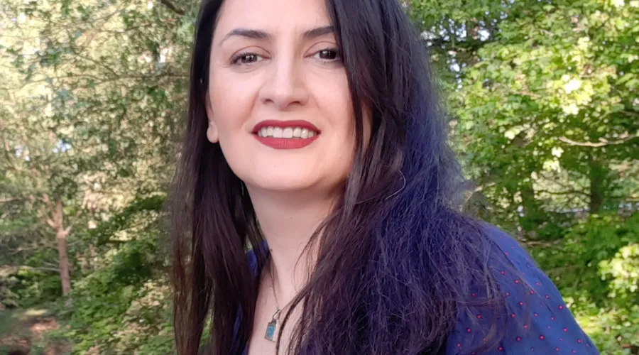 portret van Lida Bashira die lachend in de camera kijkt