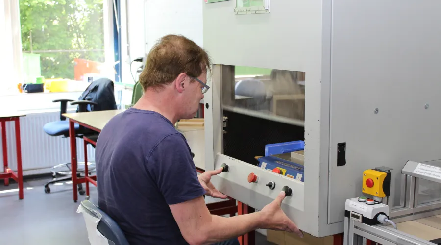 Man zit achter een machine om ultrasoon te lassen