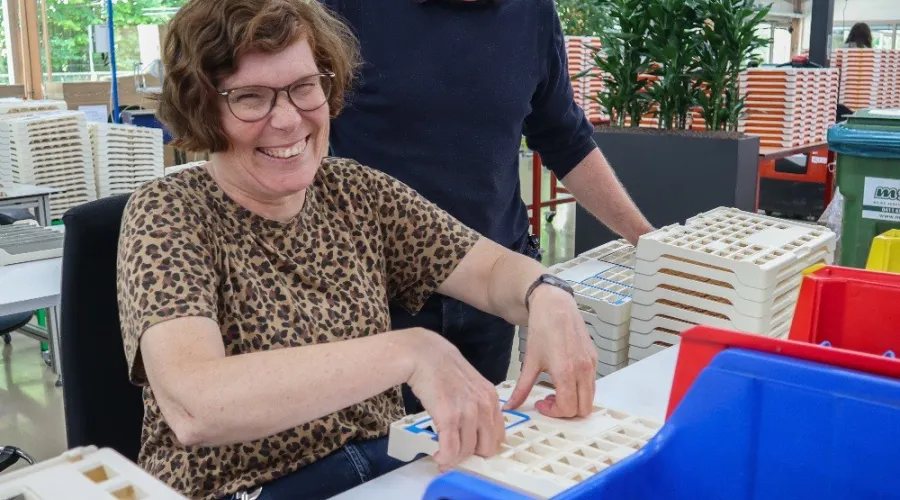 Werkbegeleider kijkt met collega mee naar de werkzaamheden
