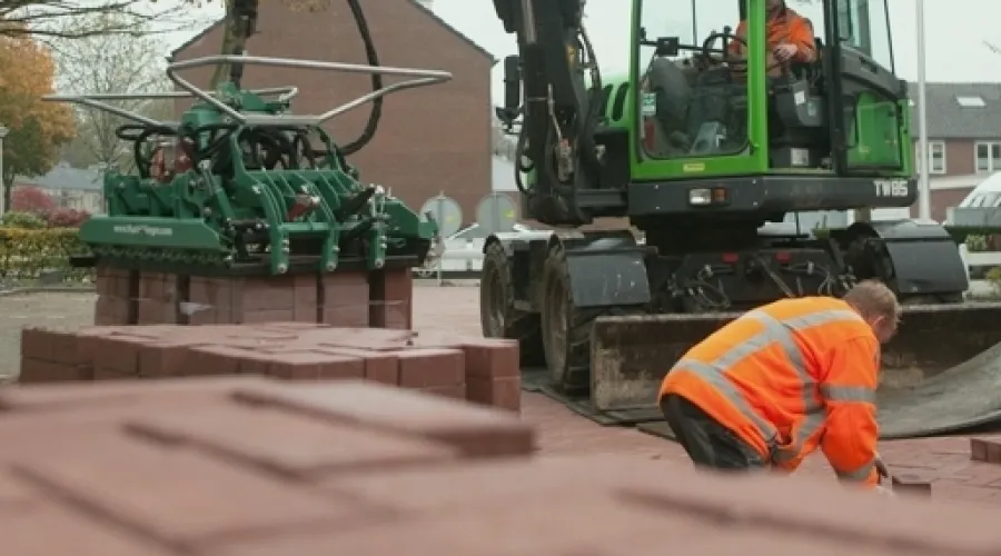 Medewerkers leggen straatstenen