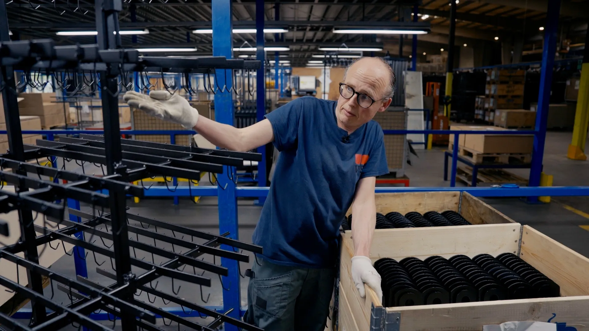 Een werknemer van WSD werkt bij NFB en spreidt zijn handen om zijn werk te presenteren