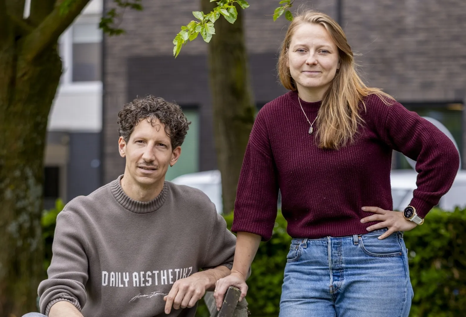 Sigrid en Roel positioneren in een park op een bankje