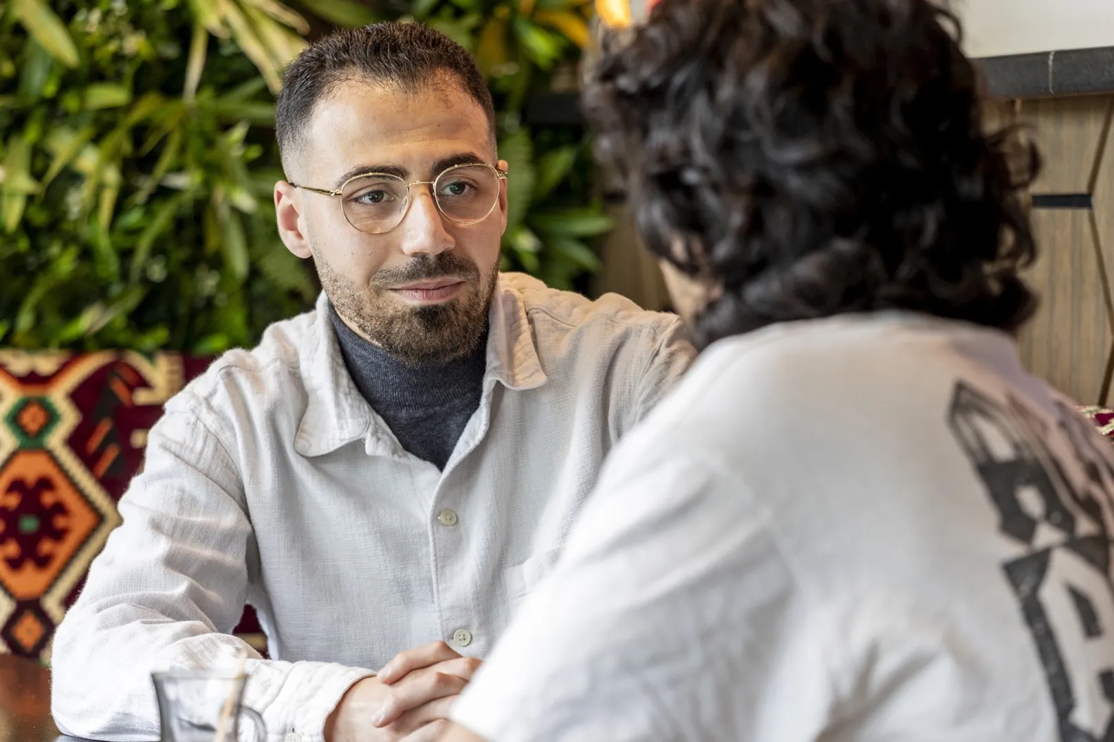 Ebrahim in gesprek met zijn coach