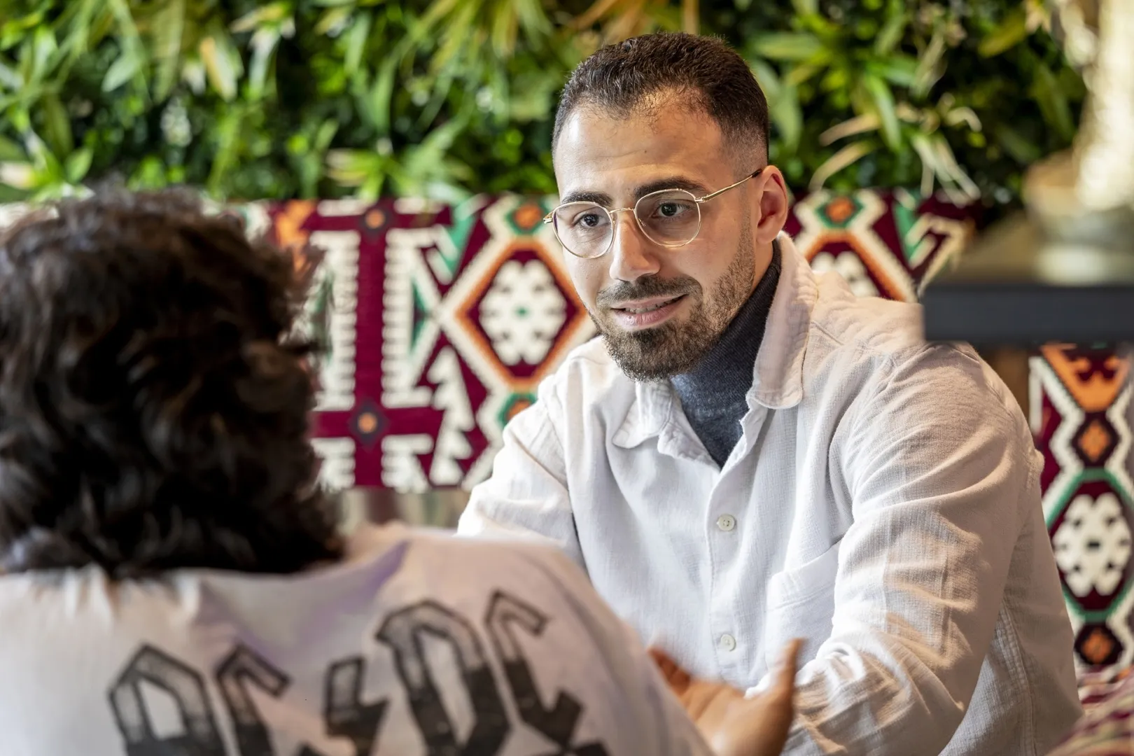 Ebrahim in gesprek met zijn coach Ashraf