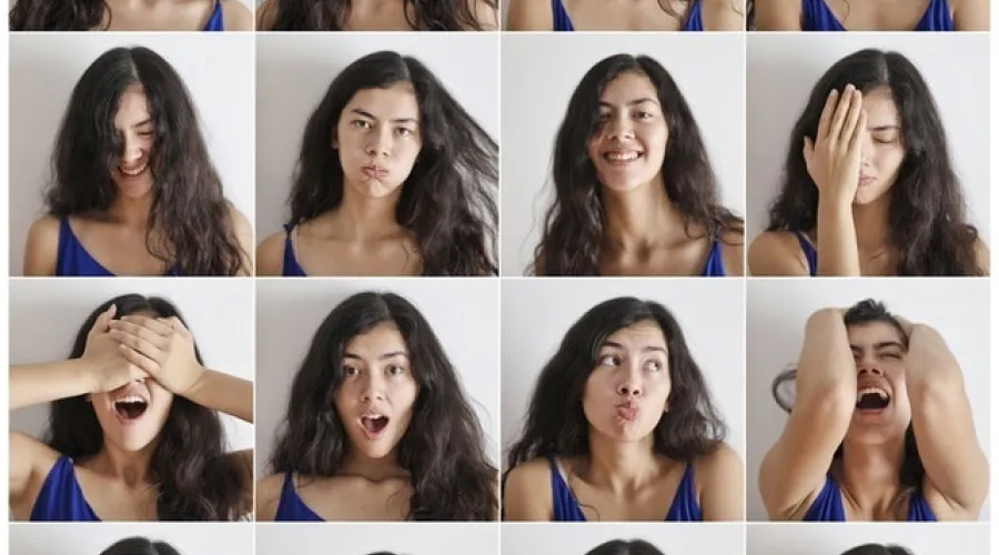 16 foto's van een vrouw die verschillende gezichtsuitdrukkingen heeft, zoals verbaast of lachen