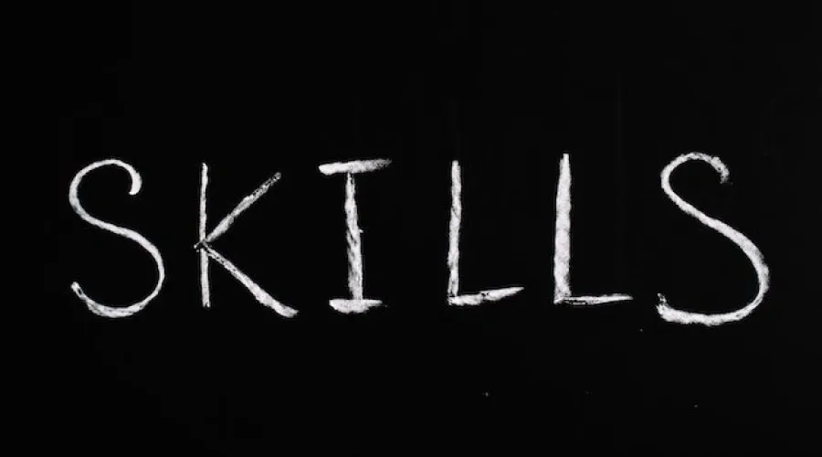 zwart vlak waar de tekst skills in hoofdletters staat geschreven.